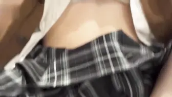 学生妹休息时诱惑我上她 按捺不住欲望，走近这个萝莉妹子，将她压在长椅上随意玩弄