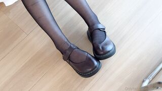SLRabbit羞羞兔_onlyfans版_稚嫩邻家少女穿上黑丝媚红女仆裙装让我尽情玩弄她粉嫩的乳头 #OnlyFans SLRabbit 羞羞兔
