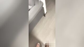 上次被我用春药操了的同事突然让我去她家玩 被我当着她和她老公的结婚照面前操的嗷嗷叫！