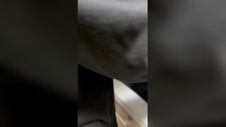 亲哥哥半夜帮我煮面吃，我蹲着吃她鸡巴