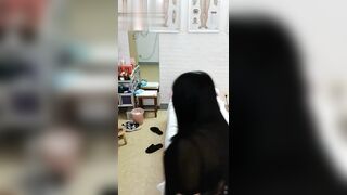 妈妈按摩店卖逼，做儿子的必须花钱去捧场啊，该说不说妈妈虽然老，但是逼很嫩
